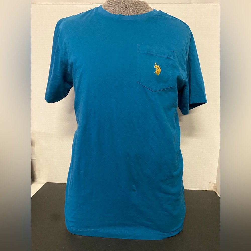 Blue Polo Assn Men's  T- Shirt Size Medium With Pocket